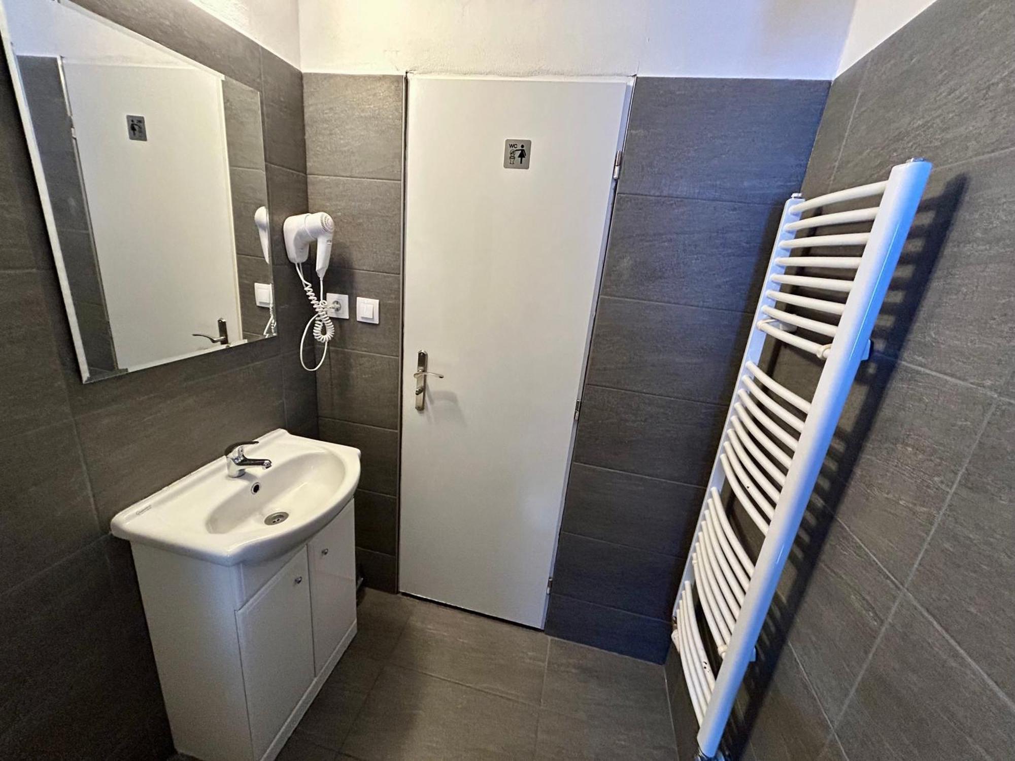 Dvur Stran & Wellness Hotel Karlovy Vary Bagian luar foto