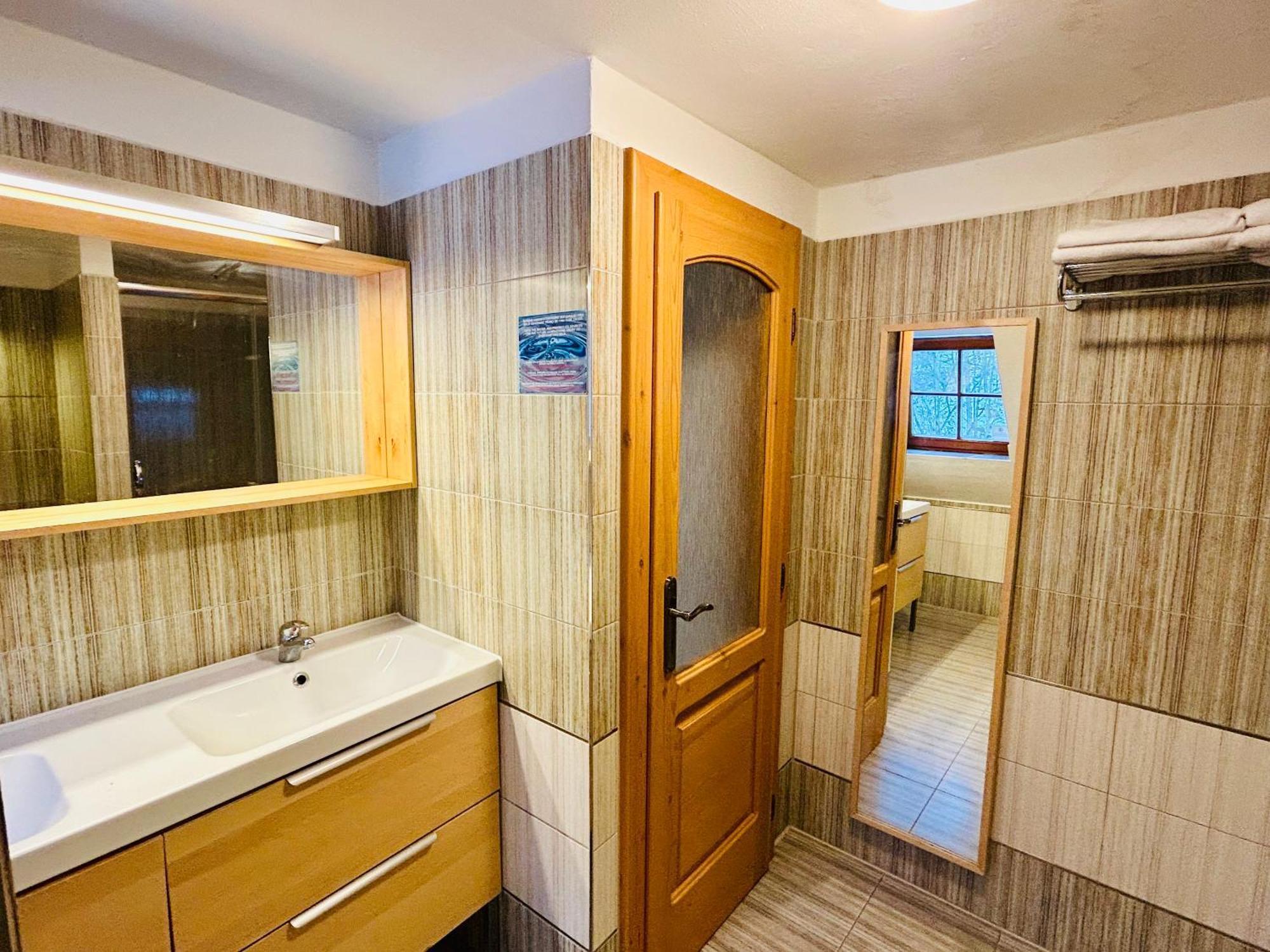 Dvur Stran & Wellness Hotel Karlovy Vary Bagian luar foto