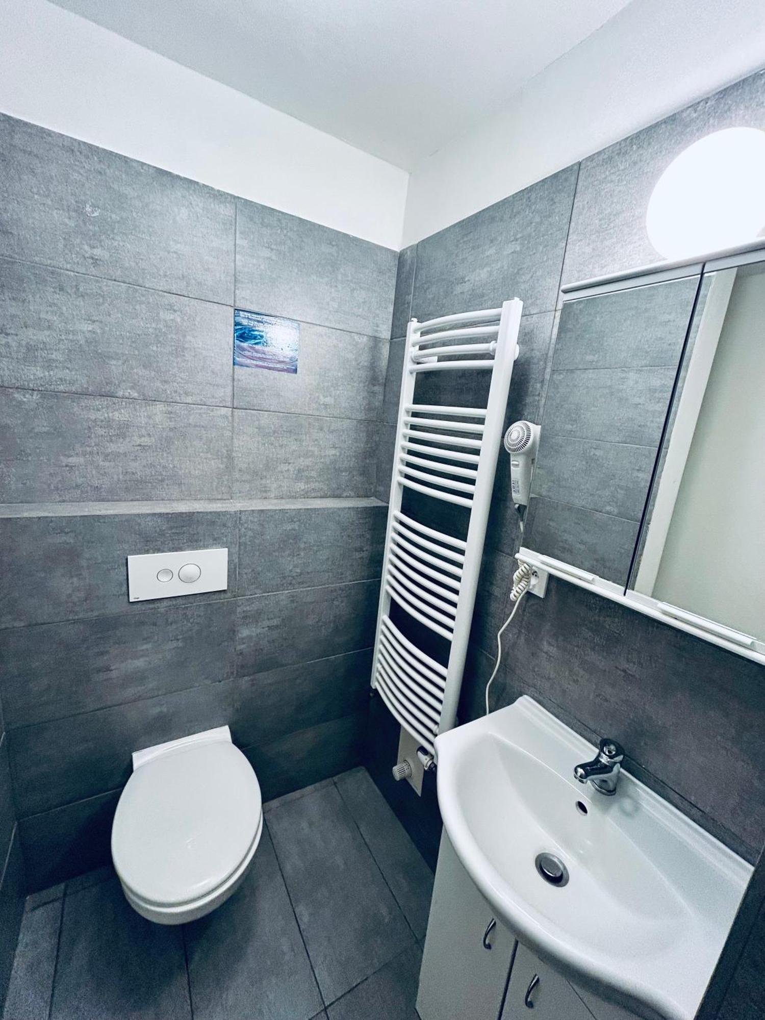 Dvur Stran & Wellness Hotel Karlovy Vary Bagian luar foto