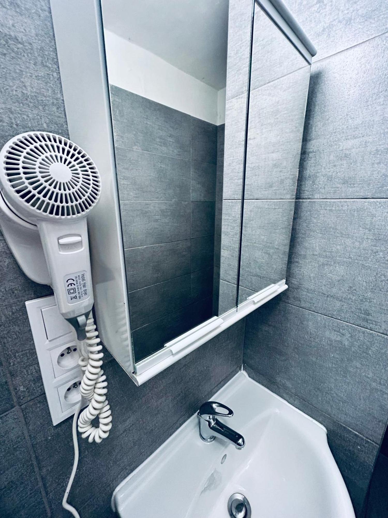 Dvur Stran & Wellness Hotel Karlovy Vary Bagian luar foto