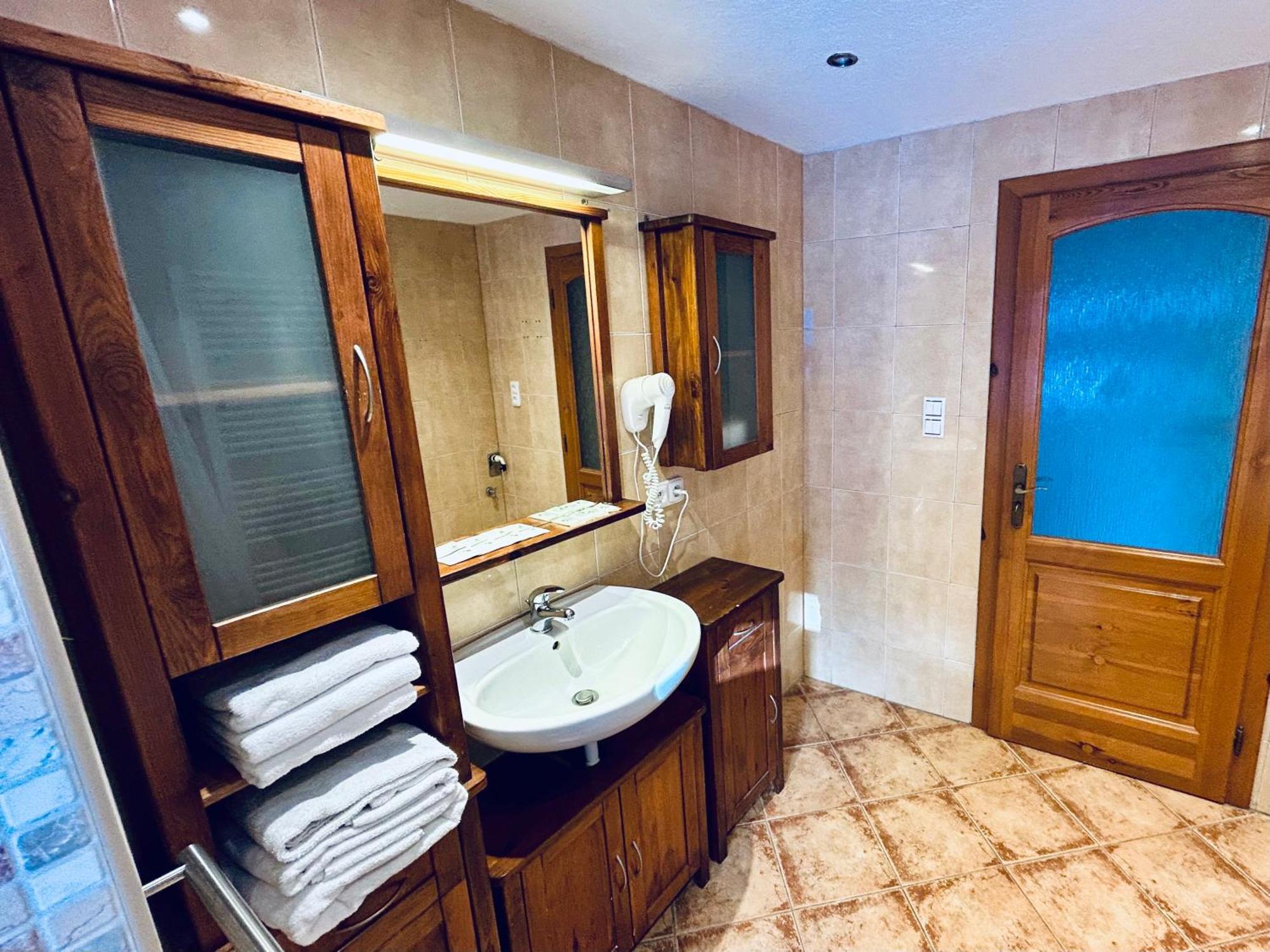 Dvur Stran & Wellness Hotel Karlovy Vary Bagian luar foto