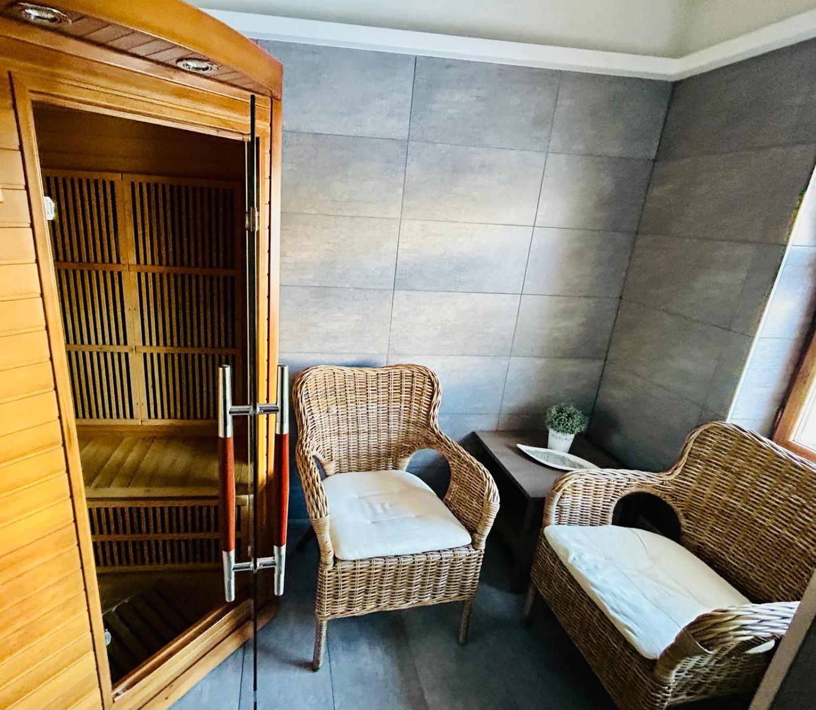 Dvur Stran & Wellness Hotel Karlovy Vary Bagian luar foto