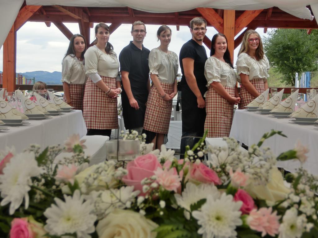 Dvur Stran & Wellness Hotel Karlovy Vary Bagian luar foto